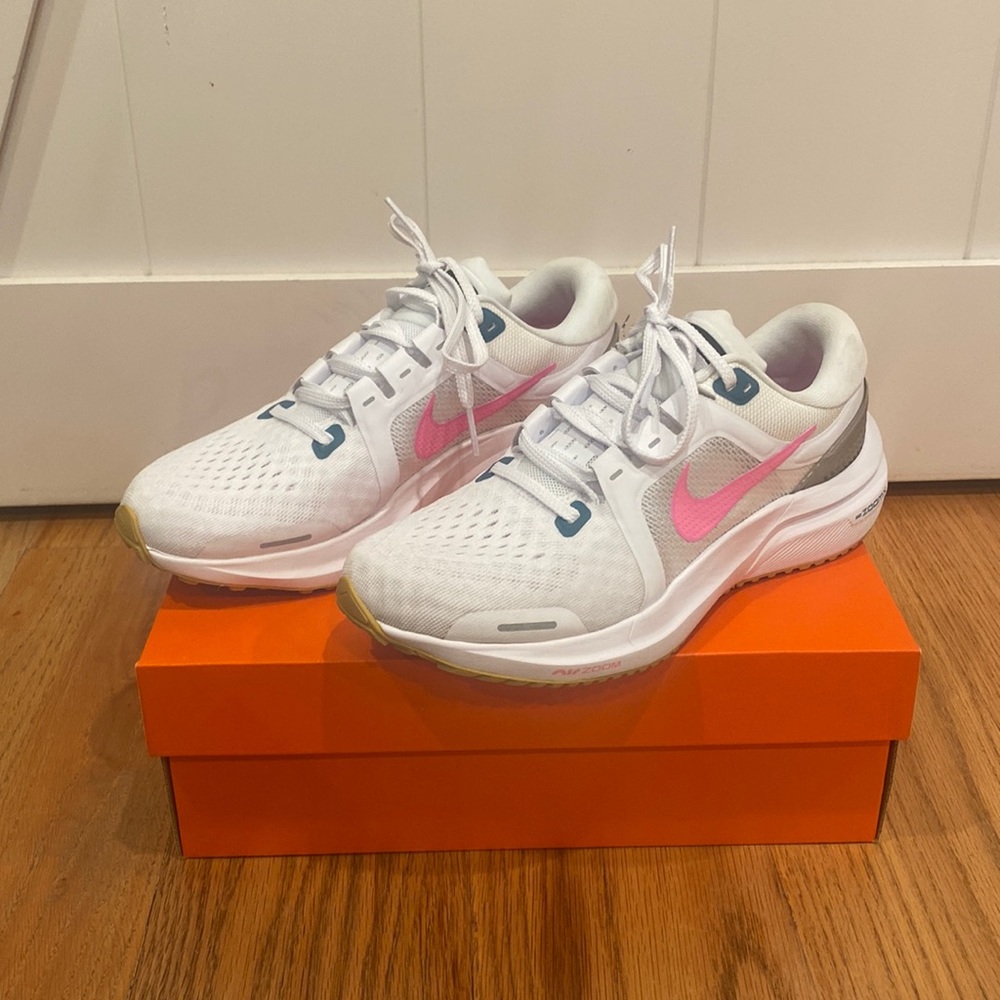 NIKE Air Zoom Vomero 16 [Never Worn]